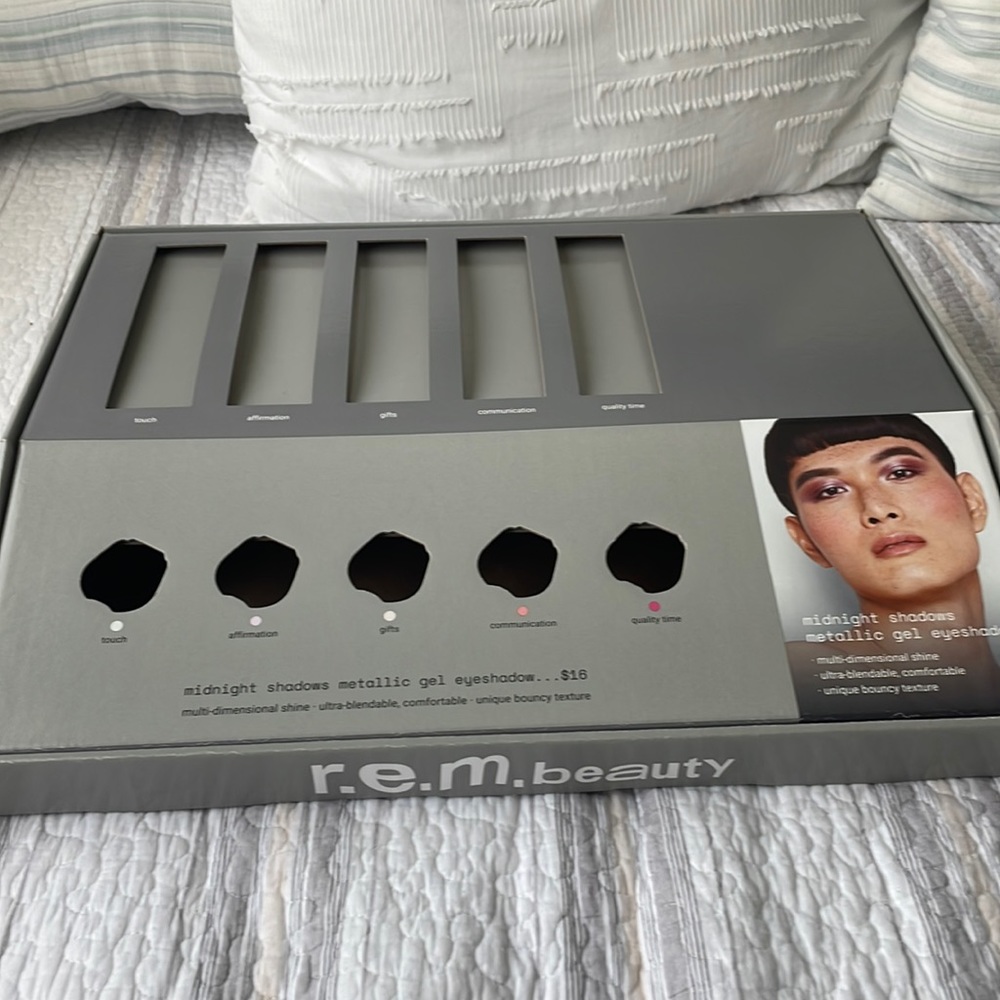 REM beauty stand